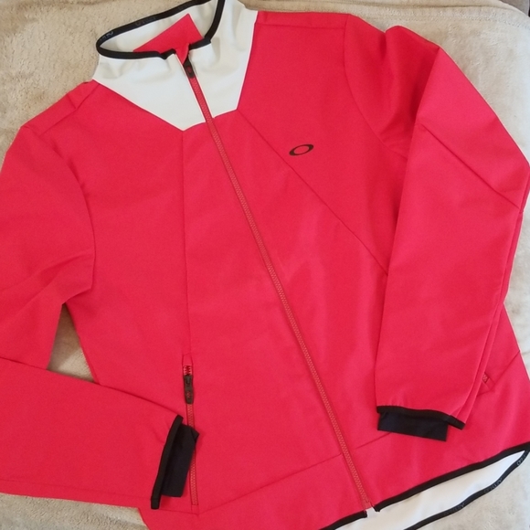 Oakley Midlayer Softshell Jacket in Red - Picture 2 of 8